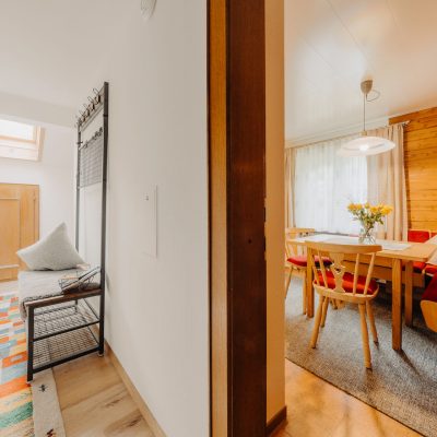 Heller moderner Flur der Ferienwohnung Hochjoch mit Blick auf Sitzecke in Wohnküche