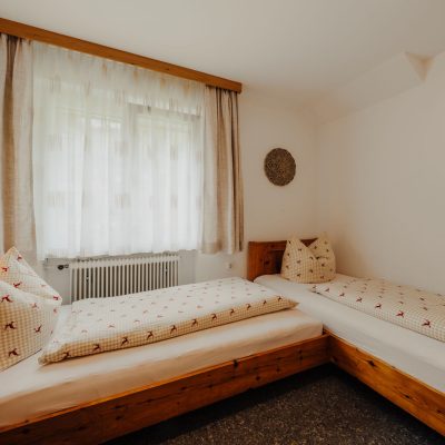 Helles Kleines Schlafzimmer der Ferienwohnung Mittagspitze im Haus Wilma, Blick auf beide Einzelbetten